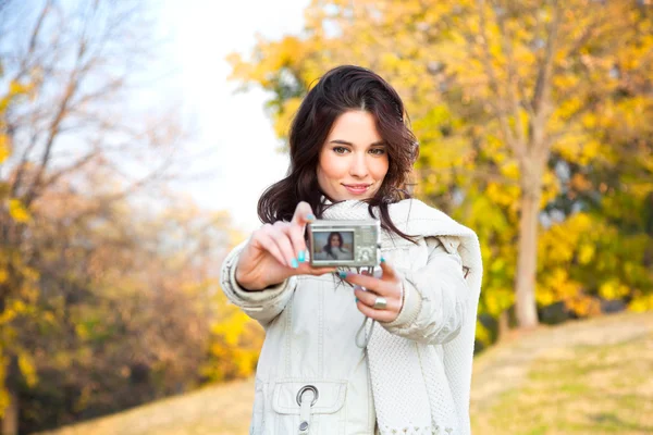 Beautiful woman talking a self photographing — Stock Photo, Image