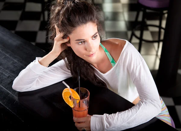 Красивая привлекательная девушка с коктейлем — стоковое фото