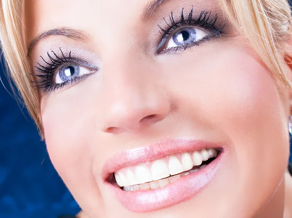 Portret pięknej dorosła kobieta o niebieskich oczach — Zdjęcie stockowe