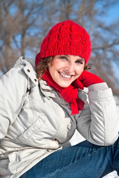 Mooie vrouw met rode dop — Stockfoto