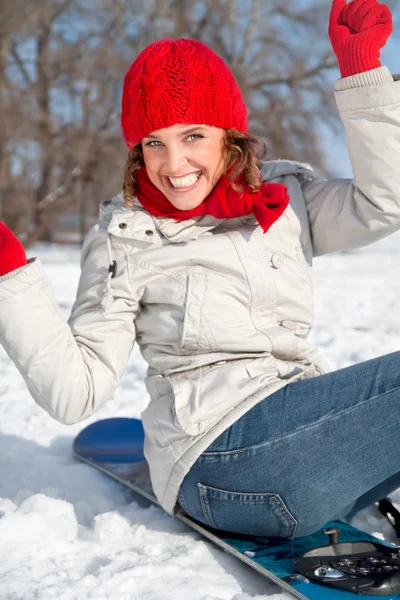 Mutlu genç snowboard kız kar günü — Stok fotoğraf