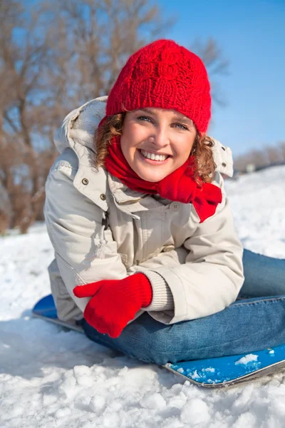 Mutlu genç kadın kar güneşli — Stok fotoğraf
