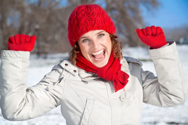 Szczęśliwa młoda kobieta na słoneczny dzień śnieg — Zdjęcie stockowe