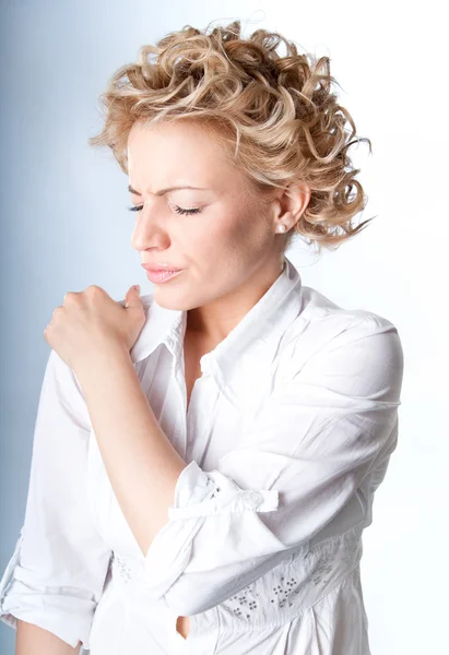 Woman with pain in her shoulder — Stock Photo, Image