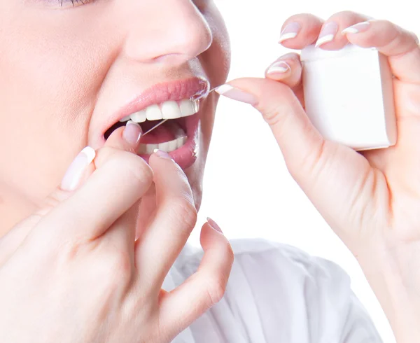 Young woman flossing teeth — Stock Photo, Image