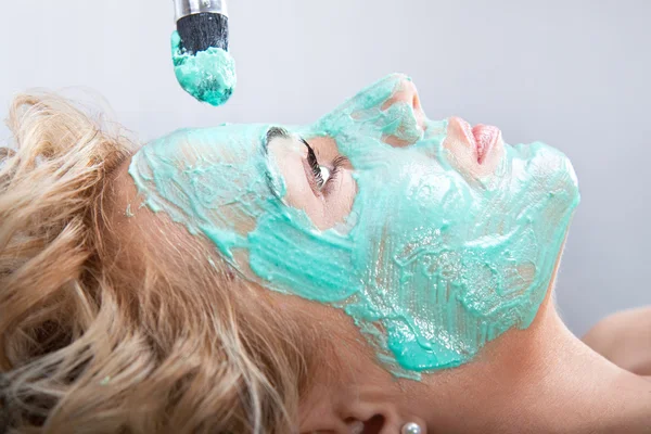 Applying mud pack on woman face — Stock Photo, Image