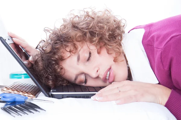 Donna che dorme sul computer portatile al suo plac di lavoro — Foto Stock