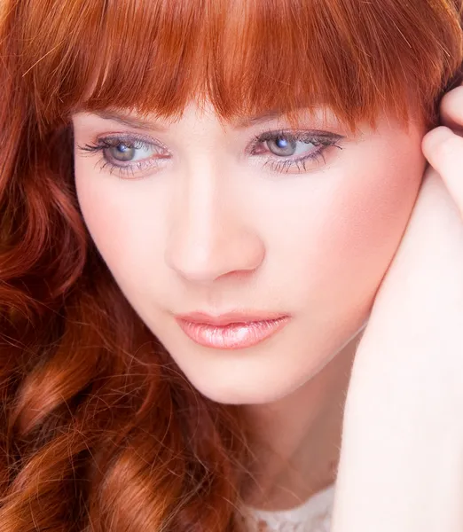 Close-up retrato de bela mulher jovem caucasiana — Fotografia de Stock