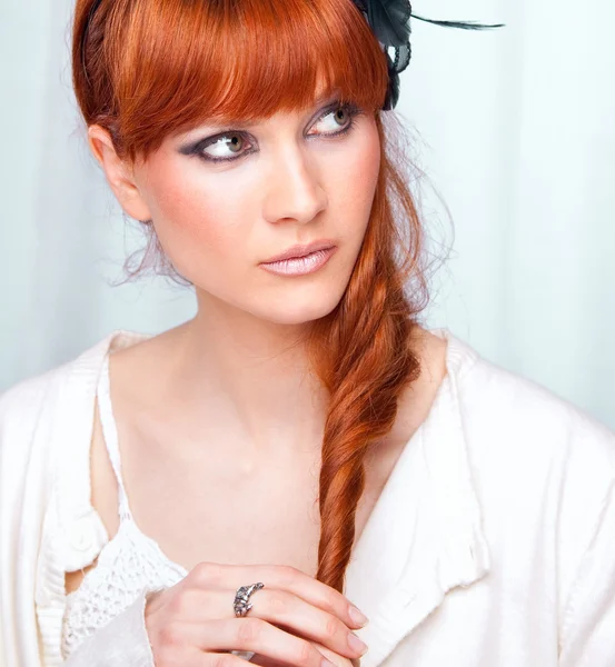 Portret van mooie Kaukasische jonge vrouw — Stockfoto