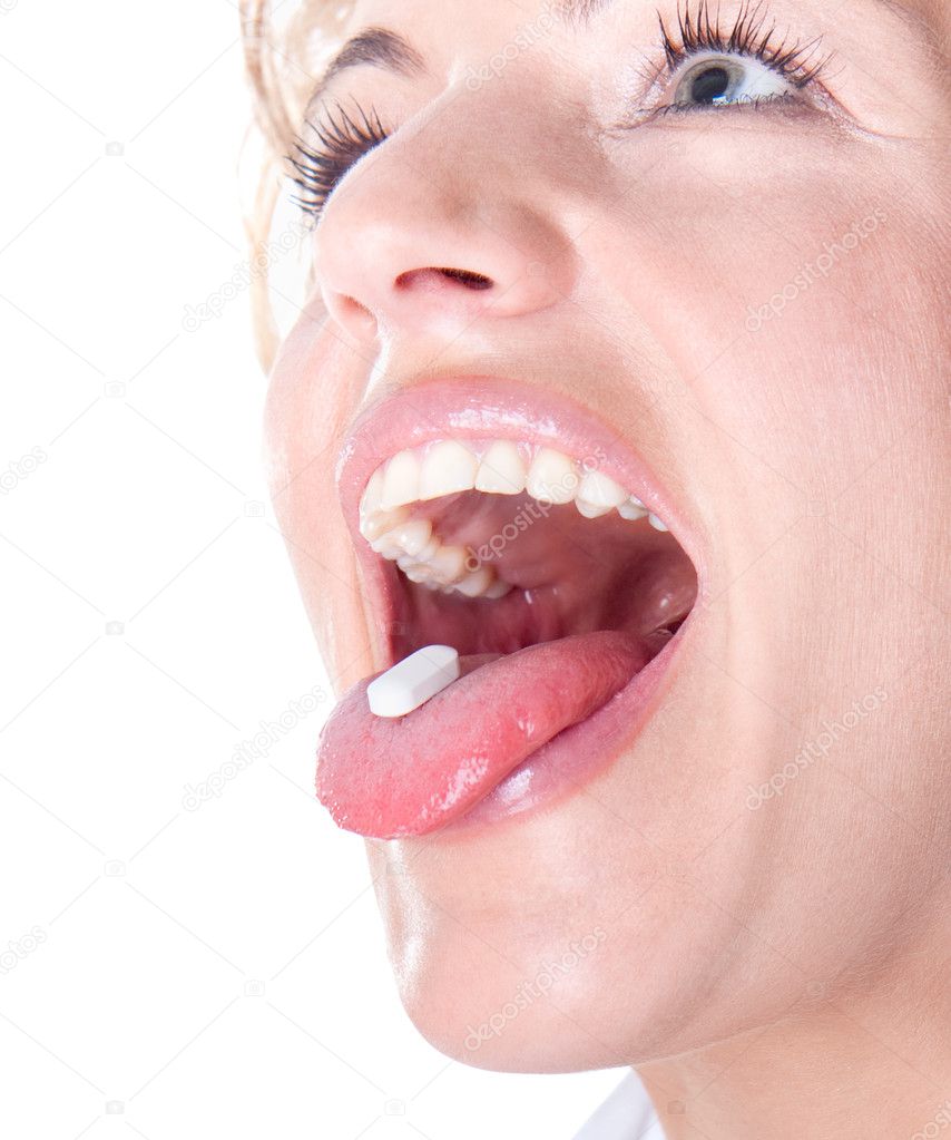 彼女の口の中で錠剤を持つ女性 — ストック写真 © master2 9166191