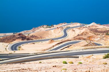 Ölü Deniz yol alan, curvy karayolu ile çöl manzarası