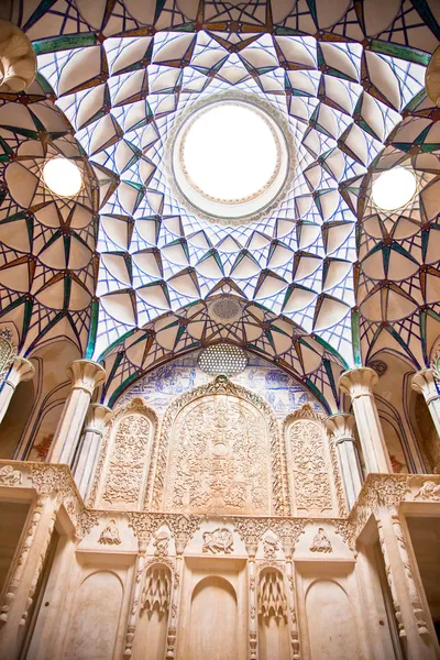 โดมที่สวยงามของบ้านประวัติศาสตร์ Khan-e Borujerdi, Kashan, อิหร่าน — ภาพถ่ายสต็อก