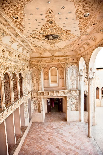 Wnętrze wspaniałe khan-e tabatabei starego domu, kashan, iran — Zdjęcie stockowe