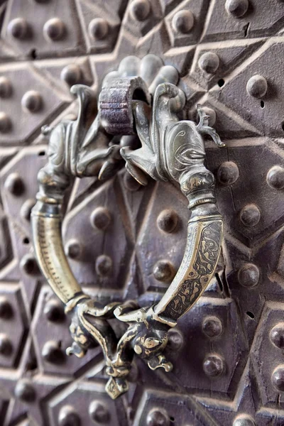 Door handle on a Agha Bozorg mosque, Kashan, Iran — Stockfoto