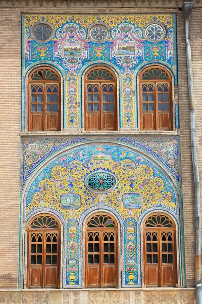 Мозаичная стена дворца Голестан, Тегеран, Иран — стоковое фото