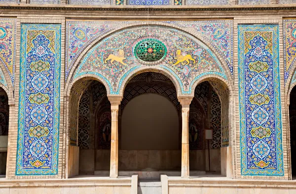 Hermoso arco de mosaico del palacio de Golestán,, Teherán, Irán — Foto de Stock
