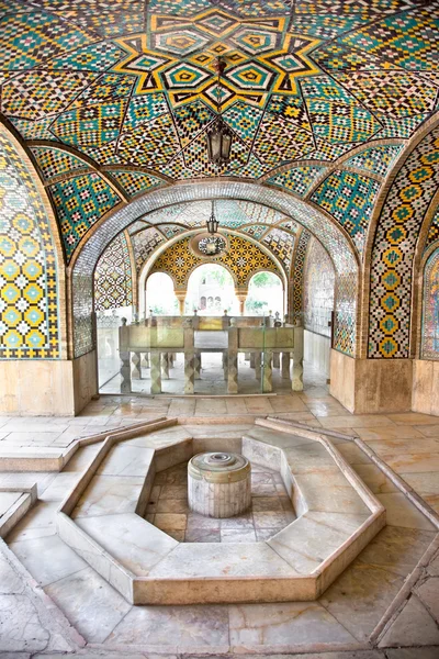 Мозаичная стена и мраморный фонтан дворца Голестан, Тегеран — стоковое фото