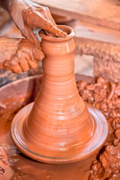 Artesano creando nueva cerámica — Foto de Stock