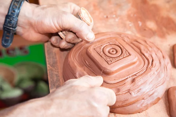 Artigiano che separa nuovo pezzo di ceramica da argilla — Foto Stock