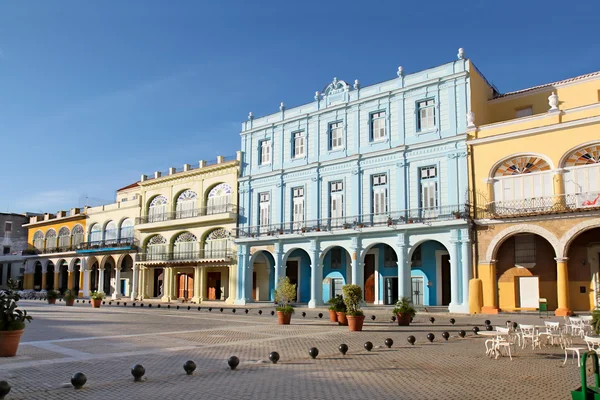 Detail starých havana plaza vieja barevné tropické budovami — Stock fotografie