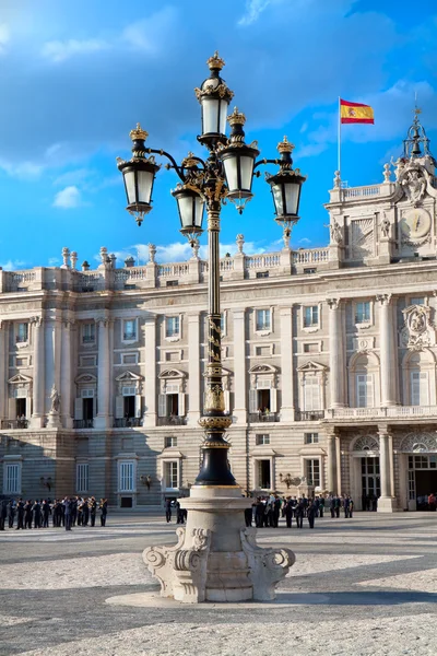 Die zeremonie vor dem königlichen palast im barockstil in madrid, spanien — Stockfoto
