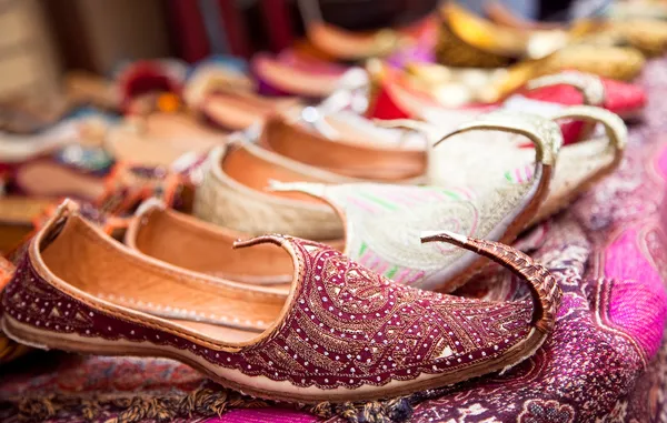 Ботинки настоящей иранки на базаре в Вакили — стоковое фото