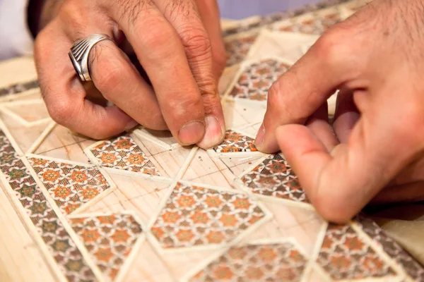 Processus de fabrication de techniques traditionnelles de mosaïque persane khatam — Photo