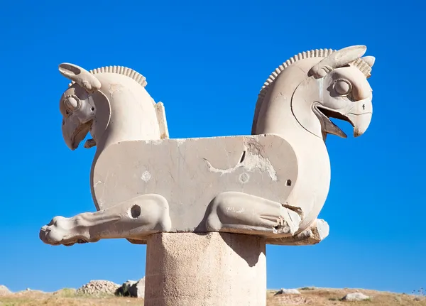 Griffin iki başlı heykel persepolis bir Antik şehir içinde — Stok fotoğraf