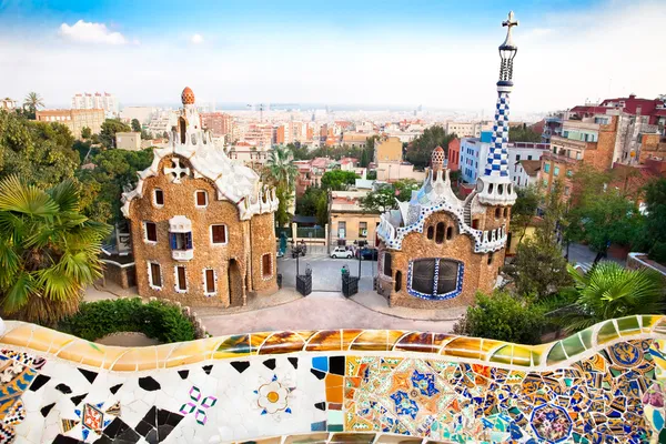 Arquitetura colorida por Antonio Gaudi em parque Guell — Fotografia de Stock