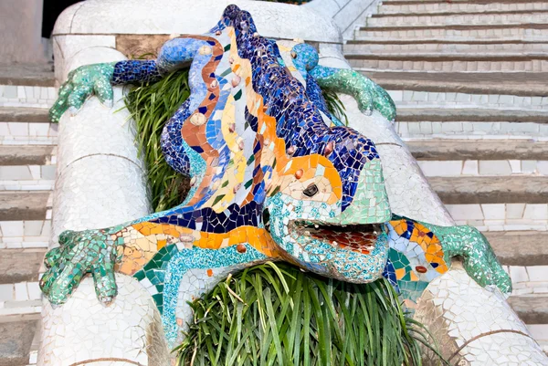 Lézard mosaïque dans le parc Guell — Photo