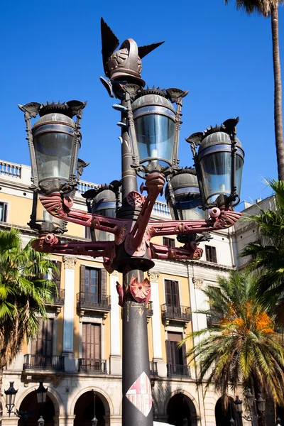 Традиционное освещение улиц Барселоны на площади Plaza Real, Барселона — стоковое фото