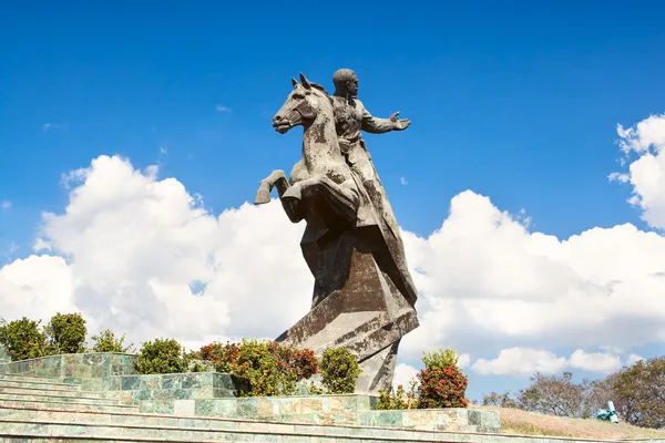 Памятник Антонио Масео на площади Революции в Сантьяго-де-Куба — стоковое фото