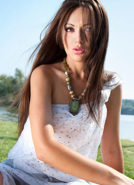 素敵な若い女の子の牧草地でリラックス — ストック写真