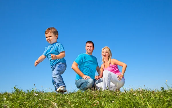 Счастливая семья на пикнике — стоковое фото