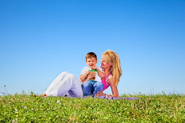 Mother and son having fun in summer day — Stock Photo, Image
