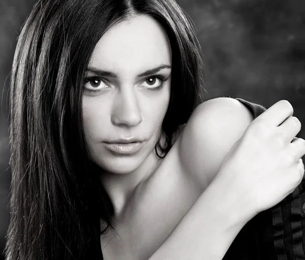 Zwart en wit portret van jonge mooie vrouw — Stockfoto