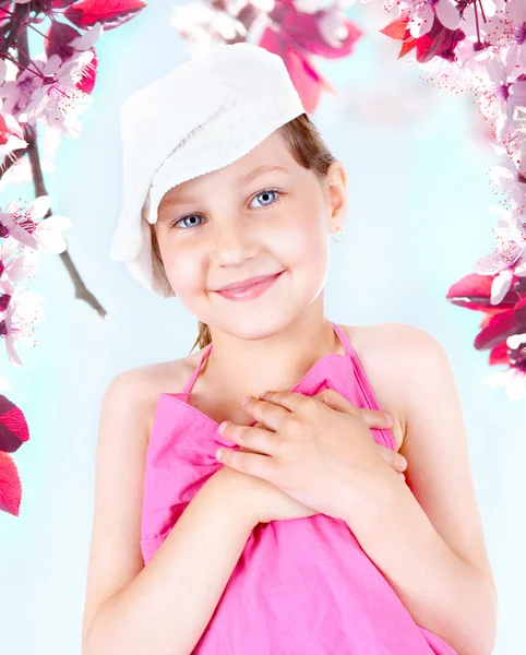 Roztomilá holčička s bílou čepici pózuje — Stock fotografie