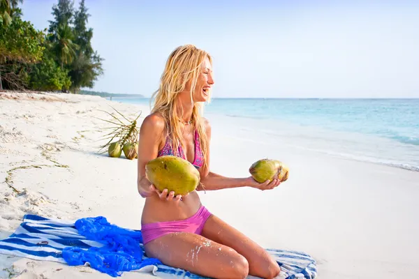 Bright photo of a beautiful model relaxing on a beach — Stock Photo, Image
