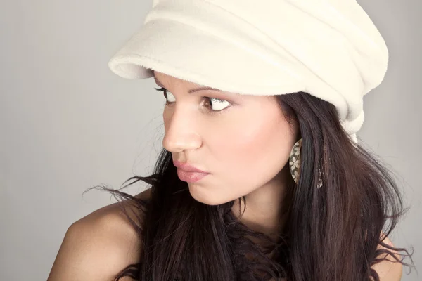 Mujer joven de lujo con gorra — Foto de Stock