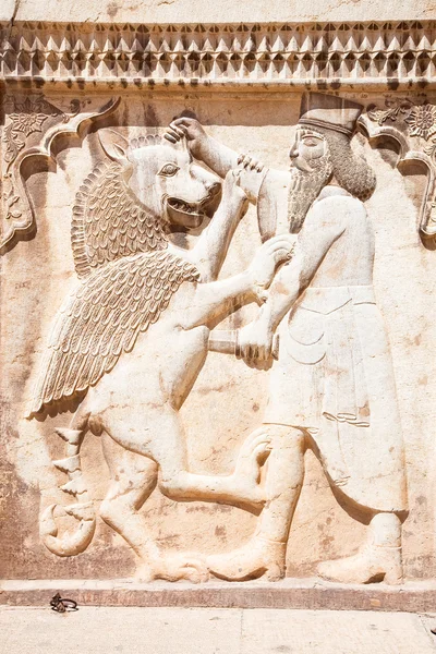 Soldado persa baixo-relevo matando um punho, estátua de pedra em Shiraz — Fotografia de Stock