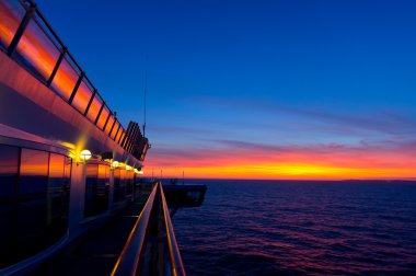 yolcu gemisinde günbatımı
