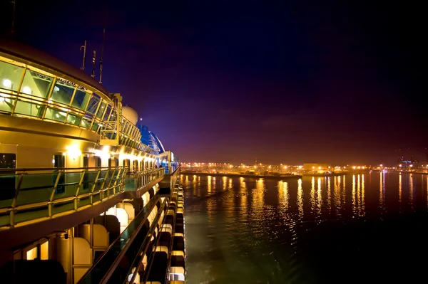 夜のクルーズ船 ストック写真