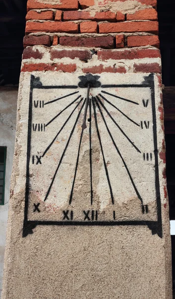 Velho relógio de sol simples — Fotografia de Stock