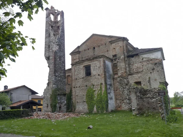 Torre antigua parcialmente derrumbada —  Fotos de Stock