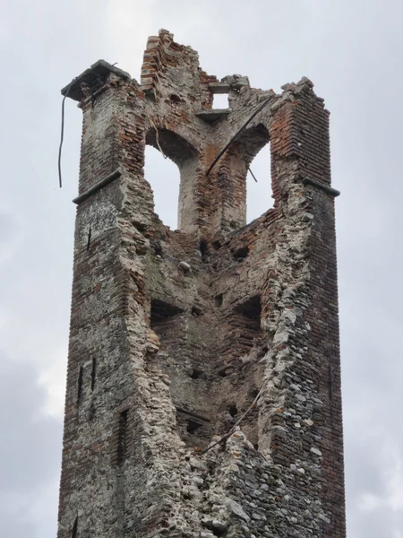 Oude toren gedeeltelijk ingestort — Stockfoto
