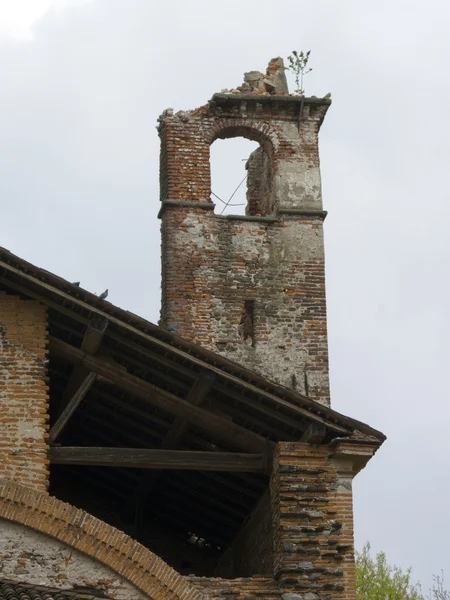 Torre antiga parcialmente desmoronada — Fotografia de Stock