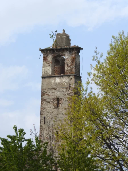 Torre antigua parcialmente derrumbada —  Fotos de Stock