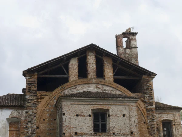 Chiesa antica parzialmente crollata — Foto Stock