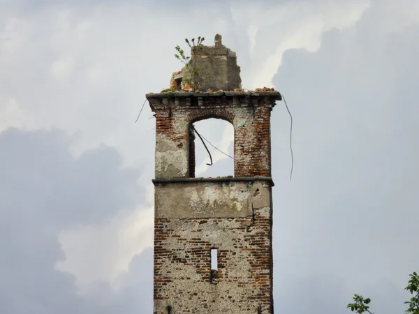 Torre antigua parcialmente derrumbada — Foto de Stock
