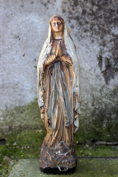 성모 마리아의 오래 된 동상 — 스톡 사진
